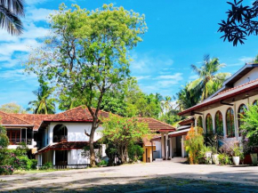 Lake Side Tourist Inn